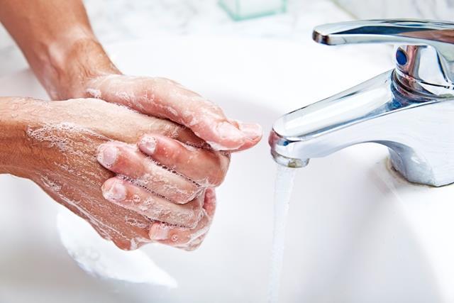 2 Hygiënisch werken Voldoen aan de basisvoorwaarden op het gebied van persoonlijke hygiëne is een belangrijke voorwaarde om veilig te kunnen werken.