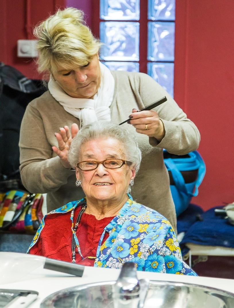 4.4. Pedicure, manicure en gelaatsverzorging Laat u verwennen door onze gediplomeerde verzorger en schoonheidsspecialiste Tamara. Kom langs aan het onthaal om een afspraak te maken. 4.5.