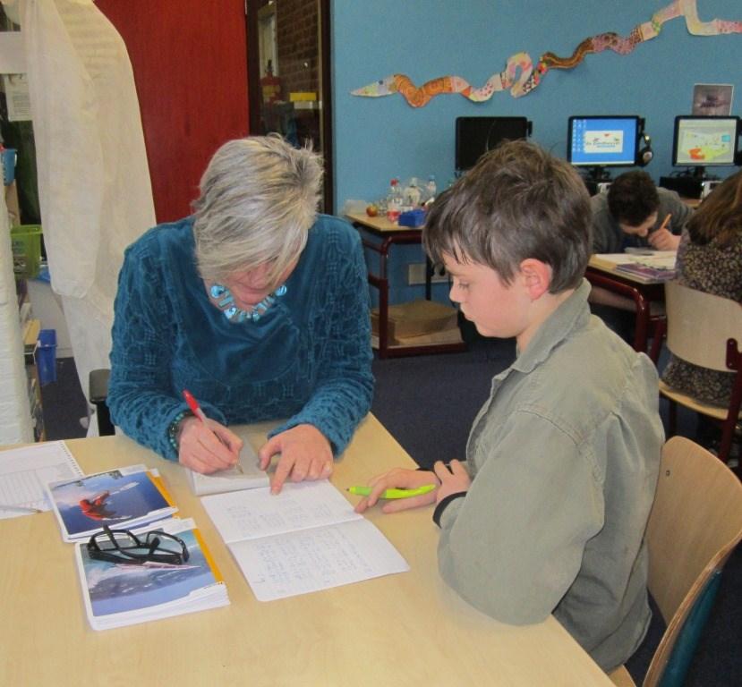 Uitgestelde aandacht In iedere groep wordt met uitgestelde aandacht gewerkt. Door middel van een duidelijk teken weten de kinderen wanneer zij de leerkracht niet kunnen storen.