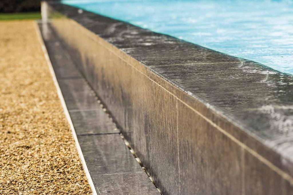 Dankzij deze opossing heeft u een schitterend uitzicht tijdens het zwemmen. De trap kan van natuursteen worden gemaakt.