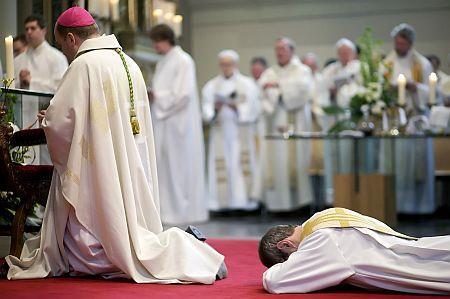 De viering De wijding tot diaken, priester of bisschop vindt plaats in een viering van de Eucharistie. Na de schriftlezingen (viering van het woord) wordt de wijdeling naar voren geroepen.