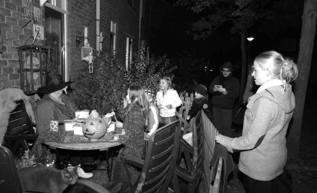 Het is al bijna traditie geworden: Halloween in de Kolpingbuurt. Het is dan uiteraard al donker, heksen bevolken de straten.