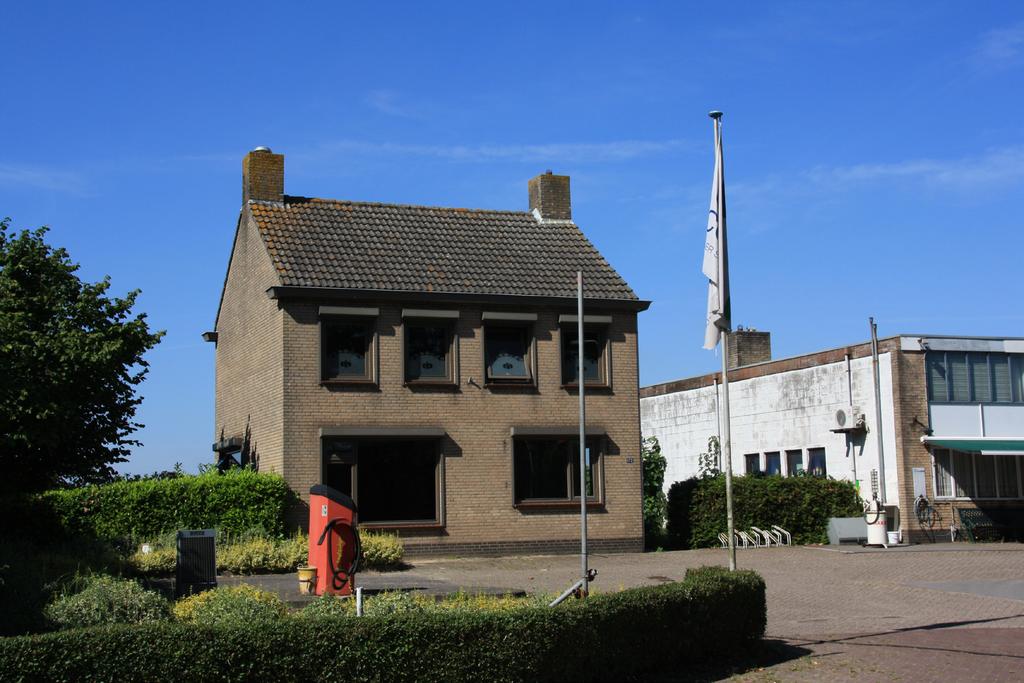 Aanvullende informatie De volgende nutsvoorzieningen zijn aanwezig: water, elektriciteit, gas, riolering en kabel; De woning is rustig gelegen in een dorp met veel groen; De woning is geheel voorzien