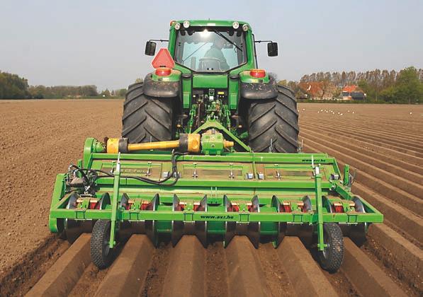 - Rijenfrees: de GE-Force kan met een aanaardkap uitgerust worden voor het aanaarden na het planten. De aanaardkap maakt perfecte ruggen en is goed instelbaar.