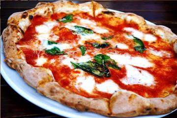 SLANK EN OP GEWICHT Mediterraanse recepten De Italiaanse pizza Denk je aan Italië, dan denk je aan pizza!
