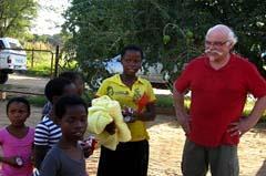 Er zijn inmiddels 4 kidsclubs gebouwd. Elke dag komen er zo'n 80-120 kinderen na school naar een kidsclub, daar worden ze opgevangen, als er geld is krijgen ze een warme maaltijd.