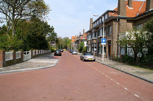 Met een lage rijsnelheid, dorpse inrichting en simpelweg weinig verkeerstechnische maatregelen.