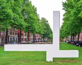 Berlage en de Zuidas in Amsterdam ingericht met abstracte beelden. Rudi Fuchs koos werken van kunstenaars die beïnvloed zijn door De Stijl.