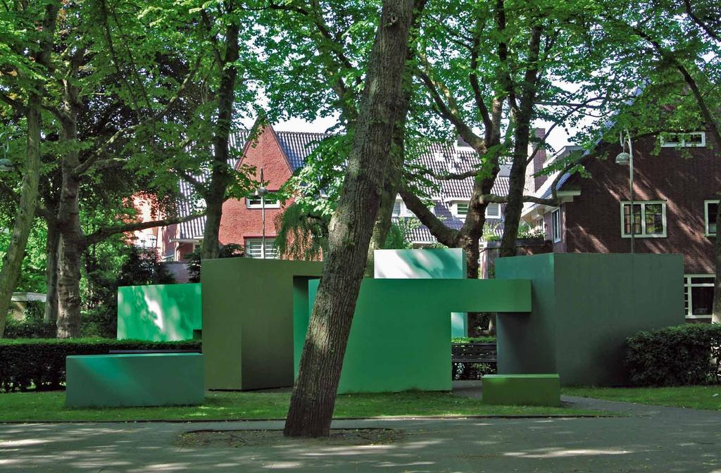 Abstracte sculpturen van het rechthoekige soort Krijn de Koning (1963), Werk voor Art Zuid (De tuin), 2017, beton, hout, 1100 x 1200 x 300 cm, courtesy van de kunstenaar.