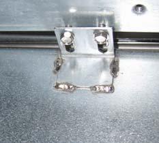 Afbeelding 1: Bevestig de linieerbeugel aan de onderkant van de ATO-kastbeugel.