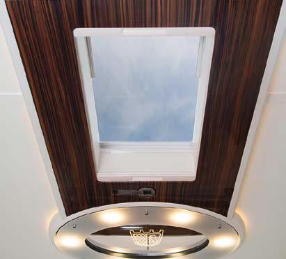 Een slim uitgewerkt concept verbindt de plafondverlichting met een rookglazen ring