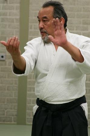 leraren ki-aikido Eugène du Long (1950) 7 e dan Ik ben in 1974 met aikido begonnen bij Will Stoelman sensei (7 e dan Yuishinkai) en Katsuaki Asai sensei in Dusseldorf, bij wie ik in 1979 de 1 e dan