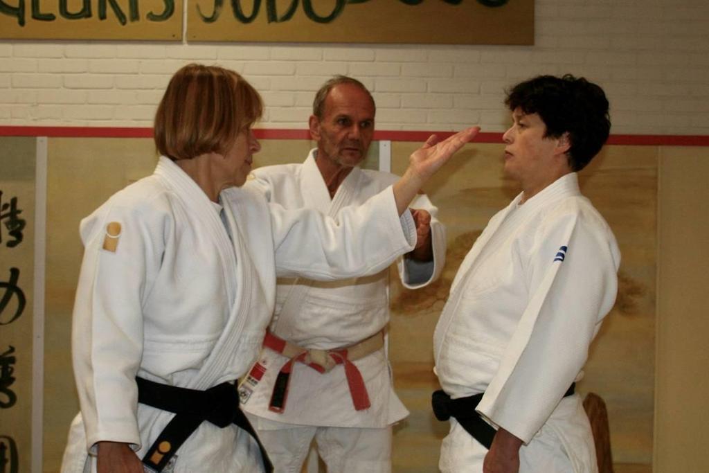 Wil Lüschen (1945) 7 e dan judo van links naar rechts Lilian Limpens, Wil Lüschen en Nicole Bitsch Ik ben in 1959 begonnen met judo bij de heer Karel Geurts te Maastricht.