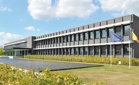 Het aantal beschikbare afgestudeerden is in West-Vlaanderen nogal klein. Een opgedreven samenwerkingsprogramma tussen scholen en bedrijven biedt hier de oplossing.