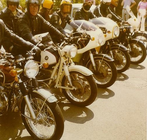 Hoevelaken Motorclub op veerpont in 1973.