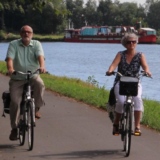 ALGEMENE INFO SINT-LENAARTS Het fietsseizoen is gestart! Fietsen is volop genieten van het mooie landschap en op tijd een terrasje of cafeetje inplannen.