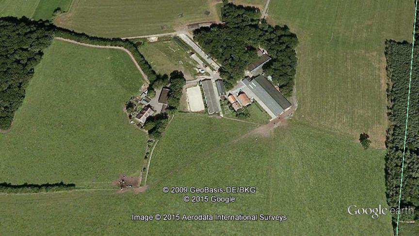Via Google Earth zicht op boerderij Mentink (rechts met