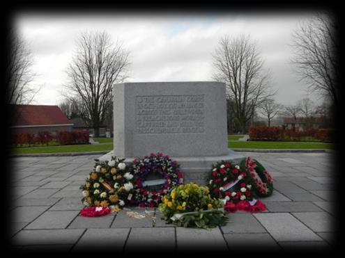 Passchendaele Canadian Memorial Vanaf het Passchendaele Memorial kun je de New British begraafplaats zien liggen.