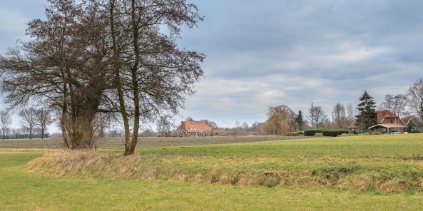 Het houten gebouwtje rechts is het voormalige wachthuisje. C. U fietst de Boskapelle door tot het einde waar u bij een T- splitsing komt.