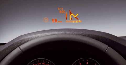 Het Head-Up Display projecteert voor het rijden belangrijke gegevens direct in het gezichtsveld van de bestuurder op de voorruit, bijvoorbeeld de ter plekke geldende maximum snelheid (in combinatie