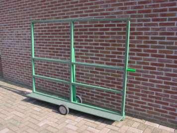 Code: W102 Wagon one side, small rubber wheels. Een eenmanswagen op harde rubber wielen, in de afmetingen lxbxh 2000x500x1600 mm, de laadplank is 180 mm breed, de resteel hoogte is 1500 mm.