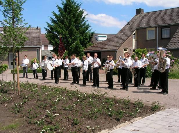 Notulen jaarvergadering op Maandag 3-Maart-2008 19:30 in Zaal Juliana Afgemeld: Mark Janssen, Jac Berkers, Rosan Verhaegh Aanwezig: 39 Leden, 7 Bestuursleden, 1 Erevoorzitter, 1 Erelid 1.