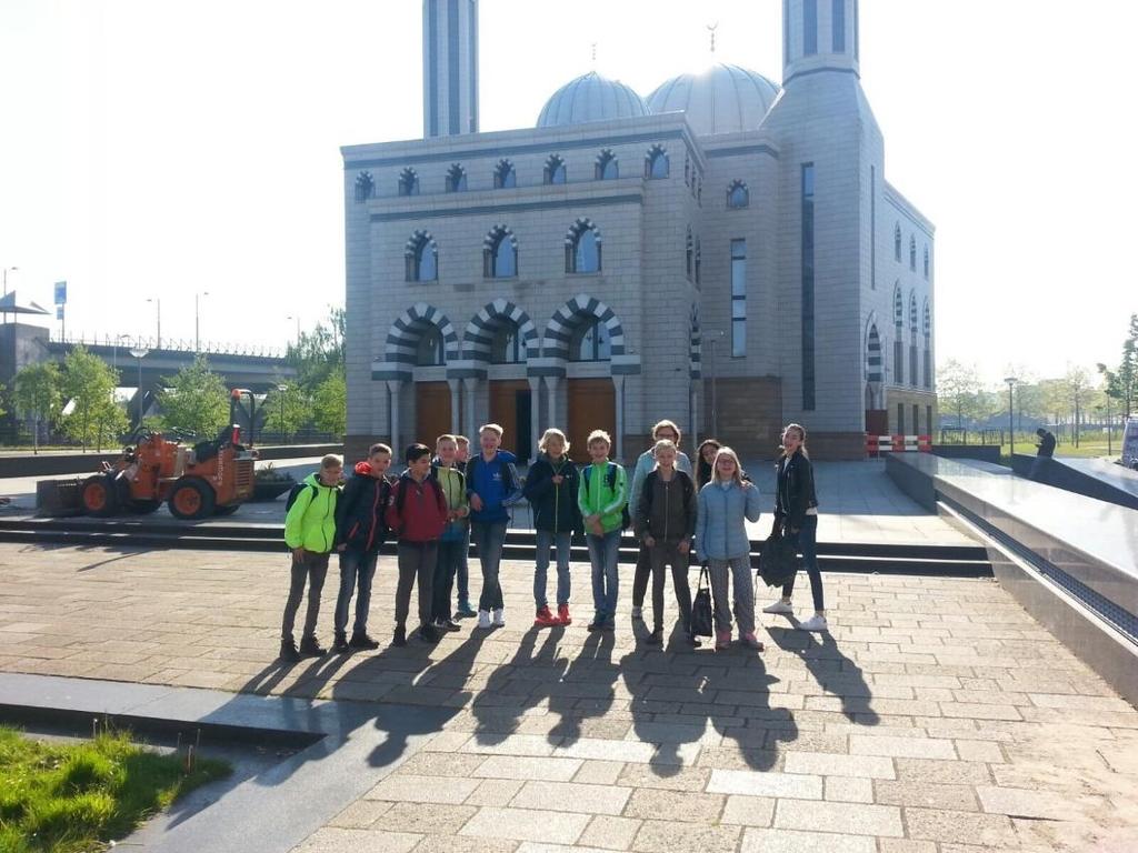 Tijdens het bezoek kregen de kinderen een rondleiding en uitleg over het geloof Islam en over de moskee.
