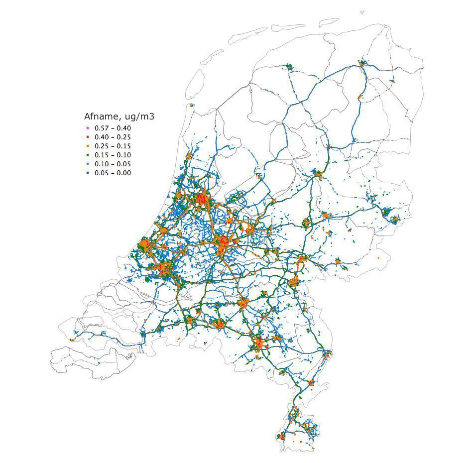Figuur 3 Afname roetconcentraties op straat niveau bij invoering van de emissiemaatregel/milieuzone in geheel Nederland in 2015 in µg/m 3, effect in geheel