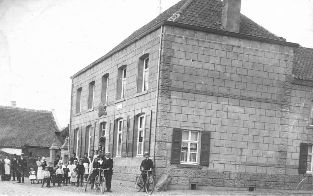 De foto is dus omstreeks 1915 of ouder te dateren. In 1900 had K. Heggen met dochter hier een logement.