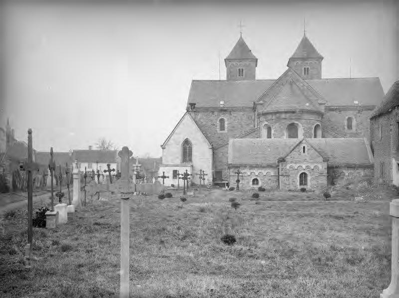KERK OOSTZIJDE Rechts de kerk nadat grond voor vergroting van het kerkhof was aangekocht in 1891.