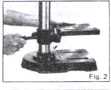 4.2. Installatie tafel: Schuif de tafel op de kolom en haal de bout aan. Fig.2. 4.