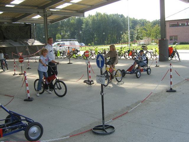 o Als 10/10 school hebben we veel aandacht voor veiligheid en verkeer: - eigen verkeerspark - behalen van verkeersdiploma - verkeersouders - verkeersweek - verschillende verkeersacties om de