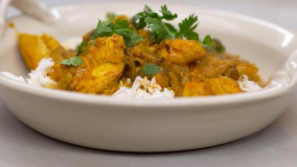 currysaus 4 dubbele kipfilets 4 zakjes rijst 3 zakjes currysaus 2 uien 500gr wortels