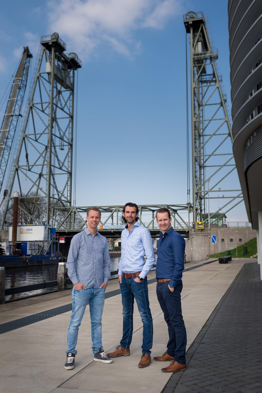 Veiligheid Het technisch specialistisch onderhoud van de bruggen en sluizen vormt de basis voor de veiligheid van mens en materieel rondom deze waterwerken.