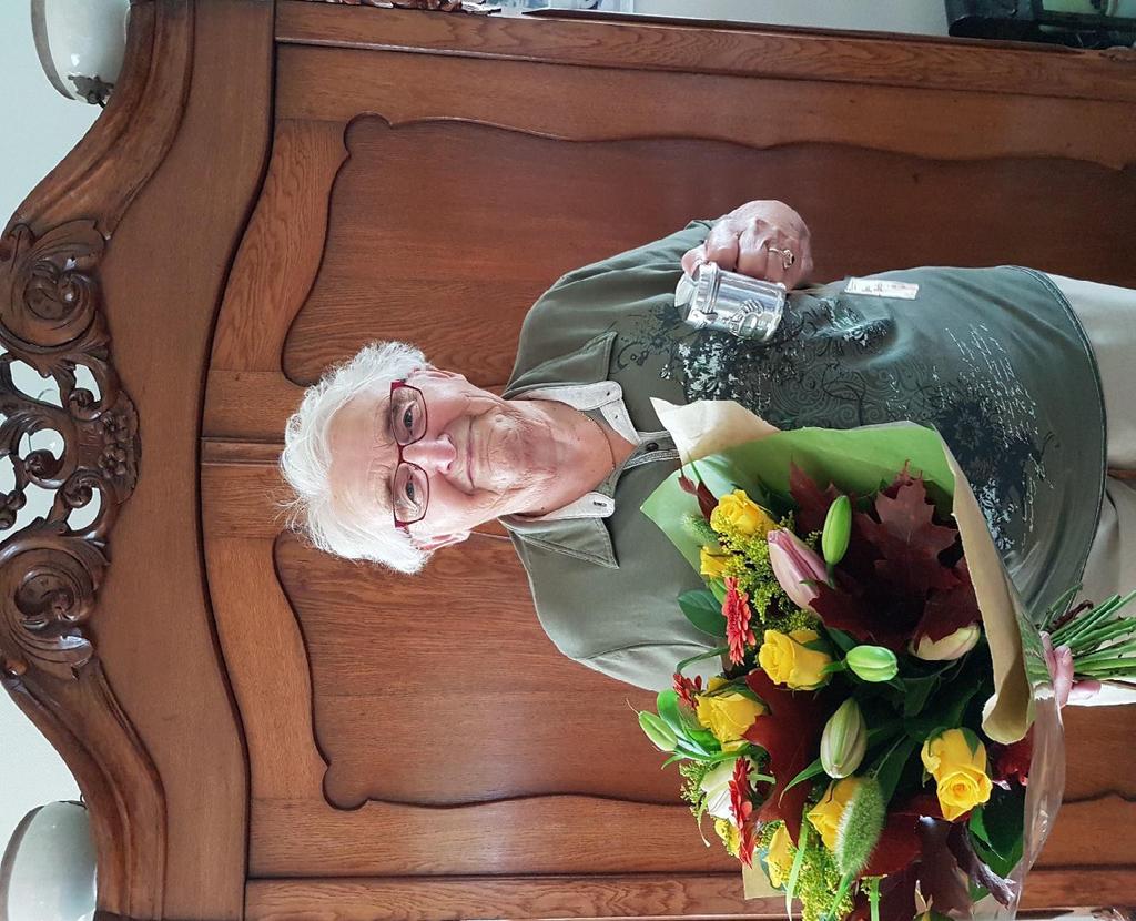50 jaar vrijwilligster voor KWF Dit jaar is het voor de vijftigste keer dat Aaltje Zantinge zich heeft inzet voor het KWF. komen van een van de te veilen goederen!