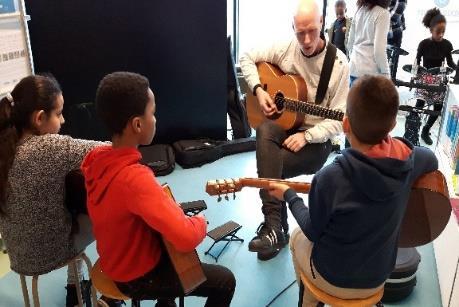 er VVE THUIS SAMEN SPELENDERWIJS LEREN Sinds een maand volg ik nu met mijn zoontje het VVE thuis. Het thema WINTER heeft ons veel plezier gebracht. Mijn zoontje kan maar kort met 1 ding bezig zijn.