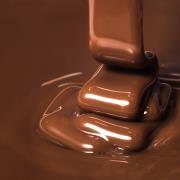 Chocolade saus 100 g slagroom (40% vetgehalte) 200 g melk of fondant chocolade Belcolade Werkwijze Weeg de slagroom direct af in de steelpan en breng aan de kook.