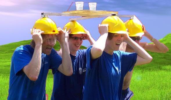 De emmer moet gevuld worden met water en met het team wordt een parcours afgelegd om uiteindelijk zoveel mogelijk water te ledigen in een waterkuip.