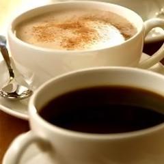 WARME DRANKEN Koffie 2,00 Decafeïne koffie 2,10 Espresso 1,70 Cappuccino 2,60 met opgestoomde melk of met slagroom Capuccino decafeïne 2,70 met opgestoomde melk of met slagroom Warme melk 2,00 Koffie