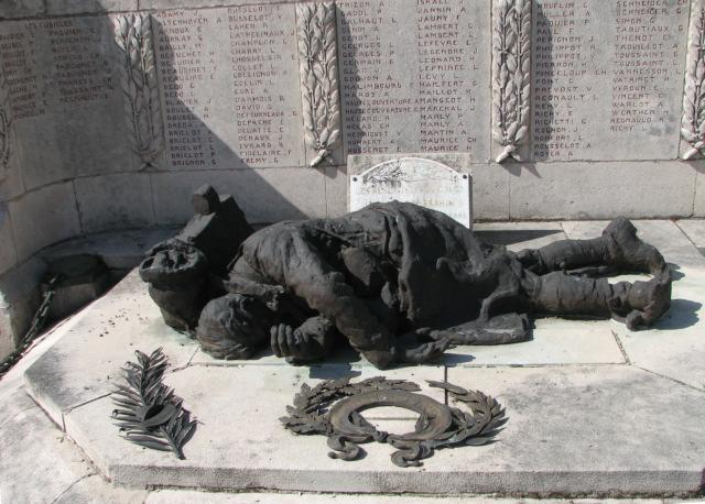 Etain Wij hebben inmiddels een enorme verscheidenheid aan monumenten gezien die herinneren aan de slachtoffers van de Eerste Wereldoorlog. Beelden van helden die vochten voor het vaderland.