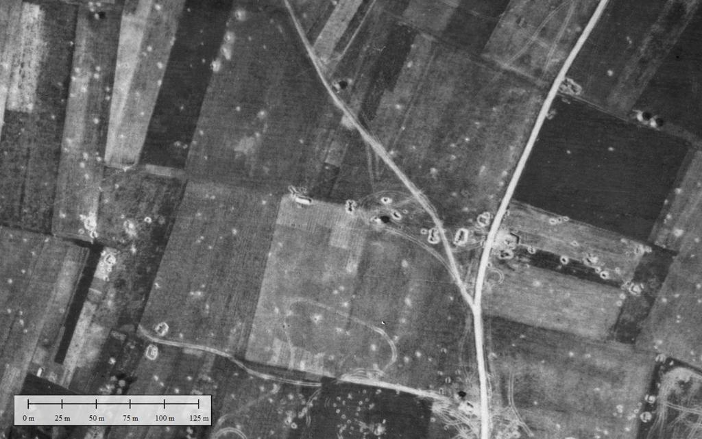 van het bombardement op 29 november 944. De witte punten in de weilanden zijn gaten van artillerie inslagen.