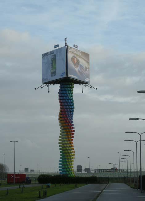 Reclamemasten Langs de rijkswegen A4 en A12 en op het grondgebied van Den Haag bevindt zich een aantal grootschalige reclamemasten.