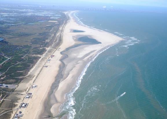 Mei 2015 Als onderdeel van meetplan 2 (bijlage II) zijn aan de hand van luchtfoto s de dynamische geomorfologische structuren op de Zandmotor (boven de hoogwaterlijn) in beeld gebracht.