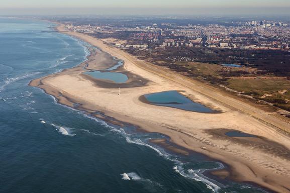 De overmaat aan zand aan het kustsysteem van Delfland is toegevoegd in de vorm van een kunstmatig schiereiland: zie afbeelding 1.1 en 1.2.