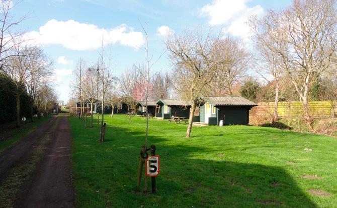 Opties ter overname: 3 trekkershutten 4,5 x 4,5 meter, voor op het terrein.