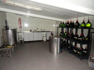 Wijnlokaal bestaande uit bereidingskeuken en opslag, afmeting 15 x 5 meter, gebouwd van geïsoleerde
