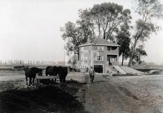 De aangebouwde schuur is later verbouwd tot woning, zodat twee woningen zijn ontstaan onder één dak.