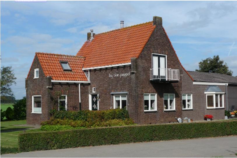 20. Bij den Peppel, Van Elzelingenweg 2. Gemeentelijk monument. Pachterswoning uit 1930 met gemetselde toegangsbrug en (voormalige) aardappelbewaarplaats uit 1939.