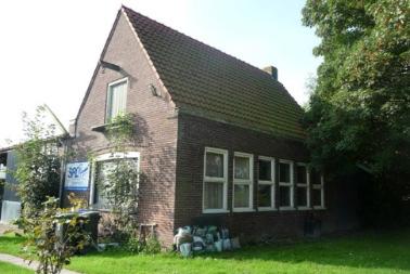 Vereeniging de Biesbosch gaf het bureau Bakker en Van Herwijnen de opdracht de smederij te ontwerpen die in 1935 werd gebouwd.