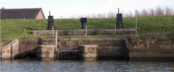 33. Noorderelsweg 4. Gemeentelijk monument. Het recht op de jacht en visserij, dat van oudsher in het gebied vastgelegd was, verhuurde Vereeniging de Biesbosch direct na de inpoldering aan dhr.